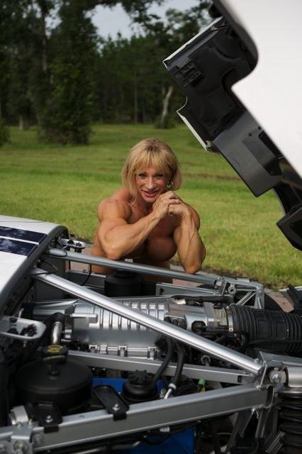 15P milf with huge muscles posing outdoors
