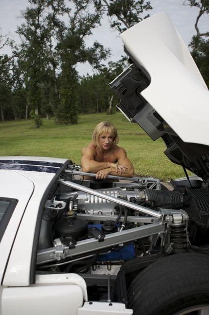 15P milf with huge muscles posing outdoors