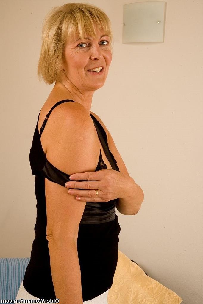 16P Granny Eleonor strips off