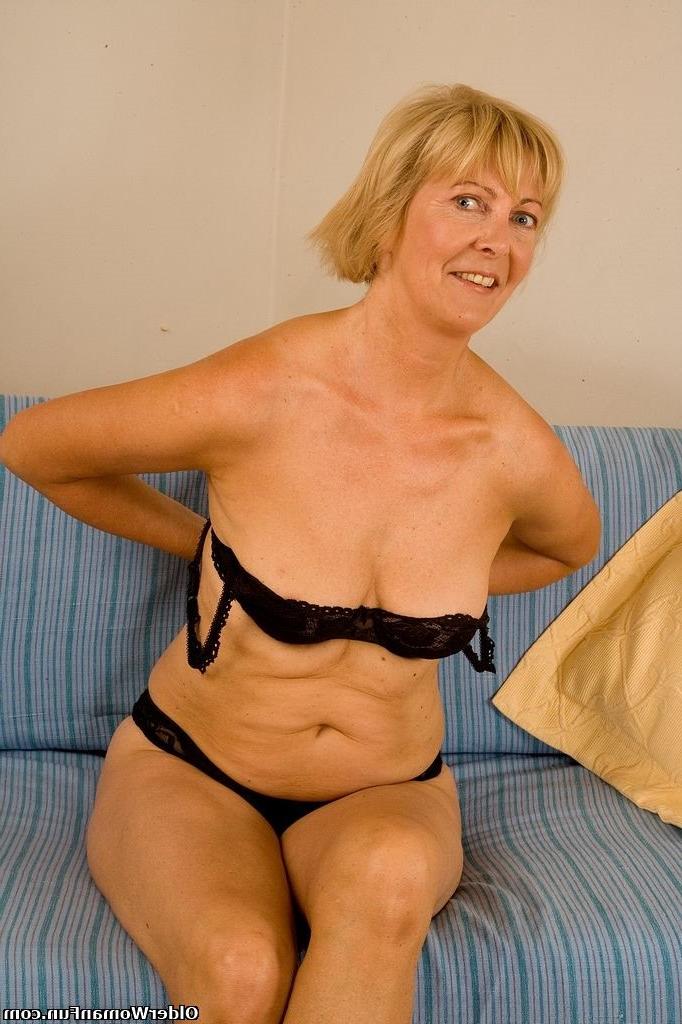 16P Granny Eleonor strips off