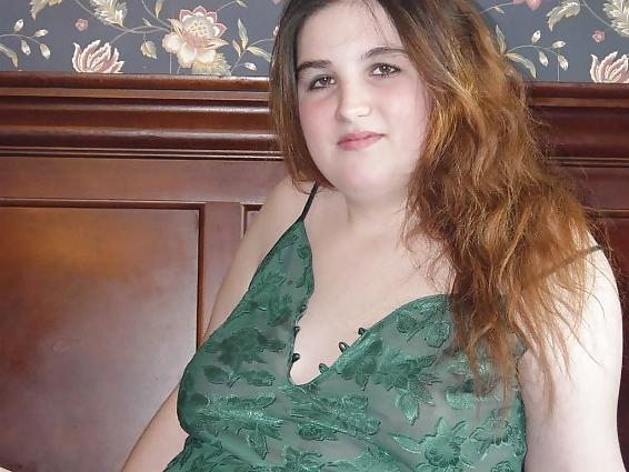 22P Chubby brunette playing with her dildo
