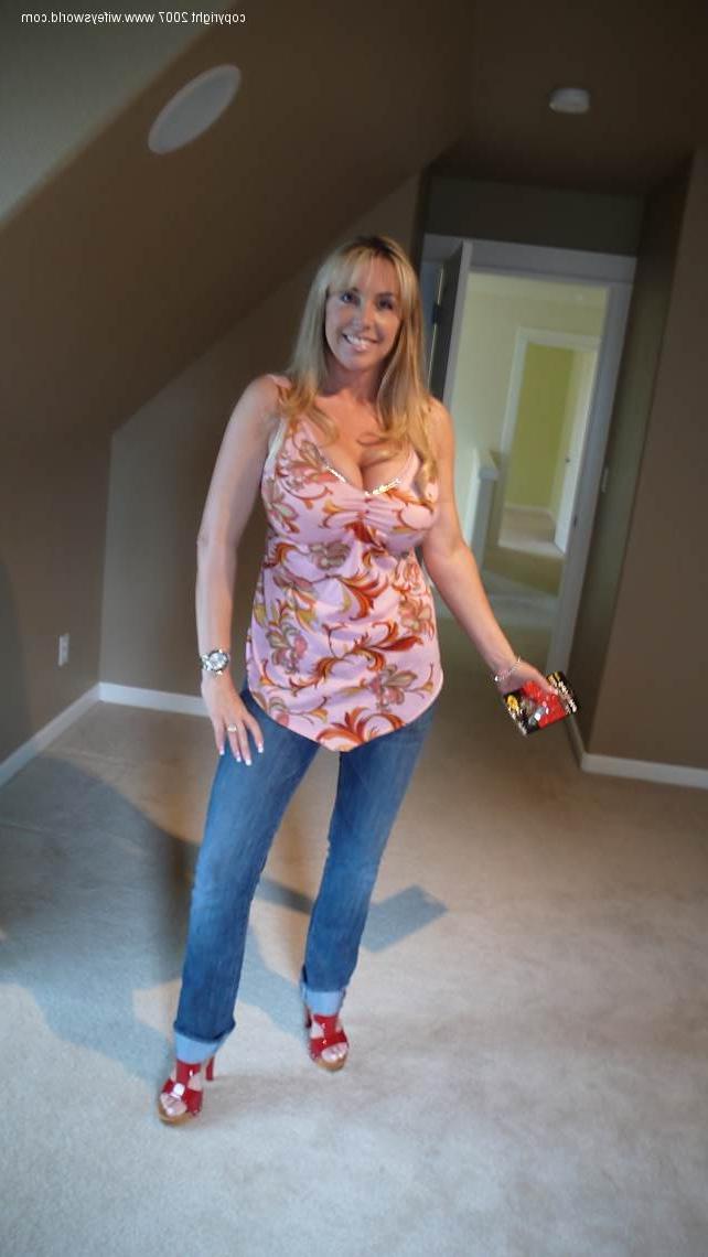 14P Wifey stripping from her jeans