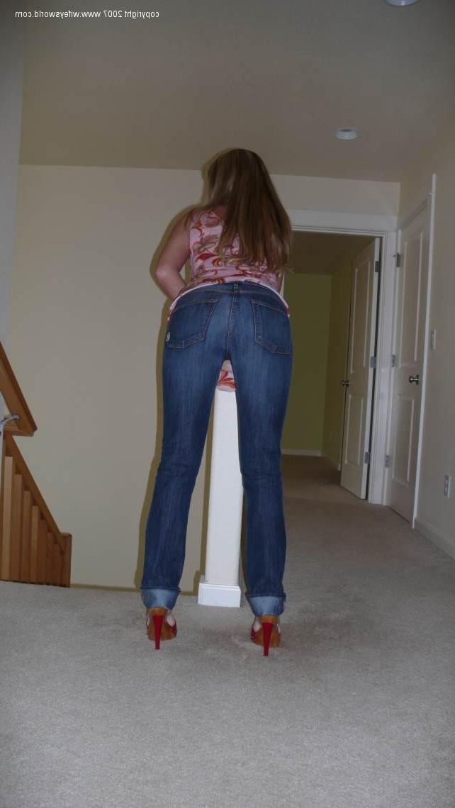 14P Wifey stripping from her jeans