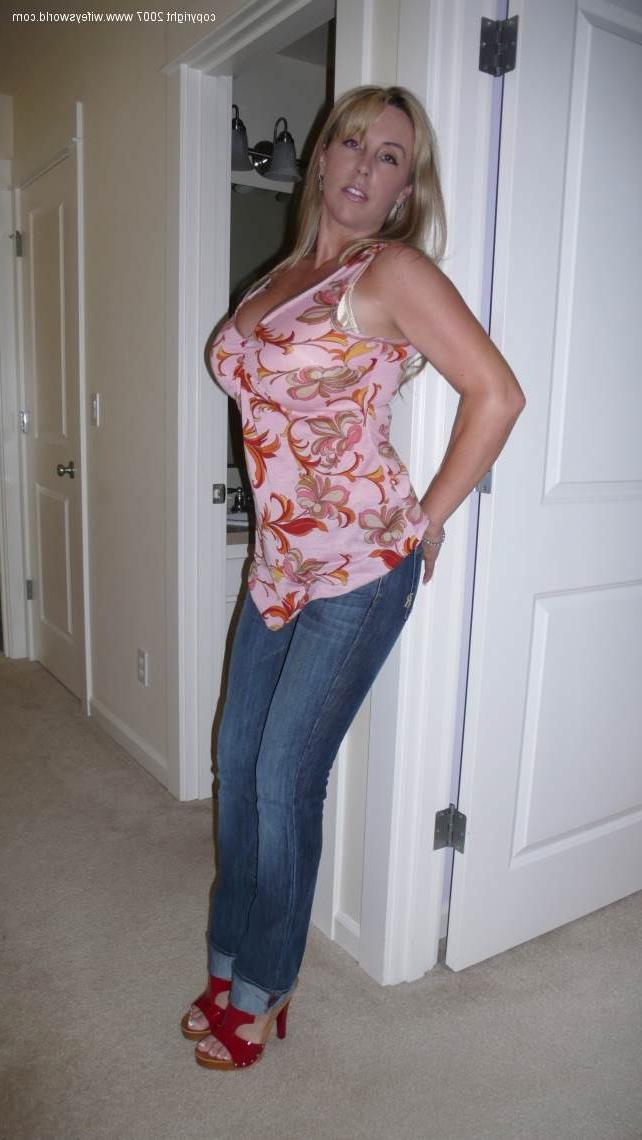 14P Wifey stripping from her jeans