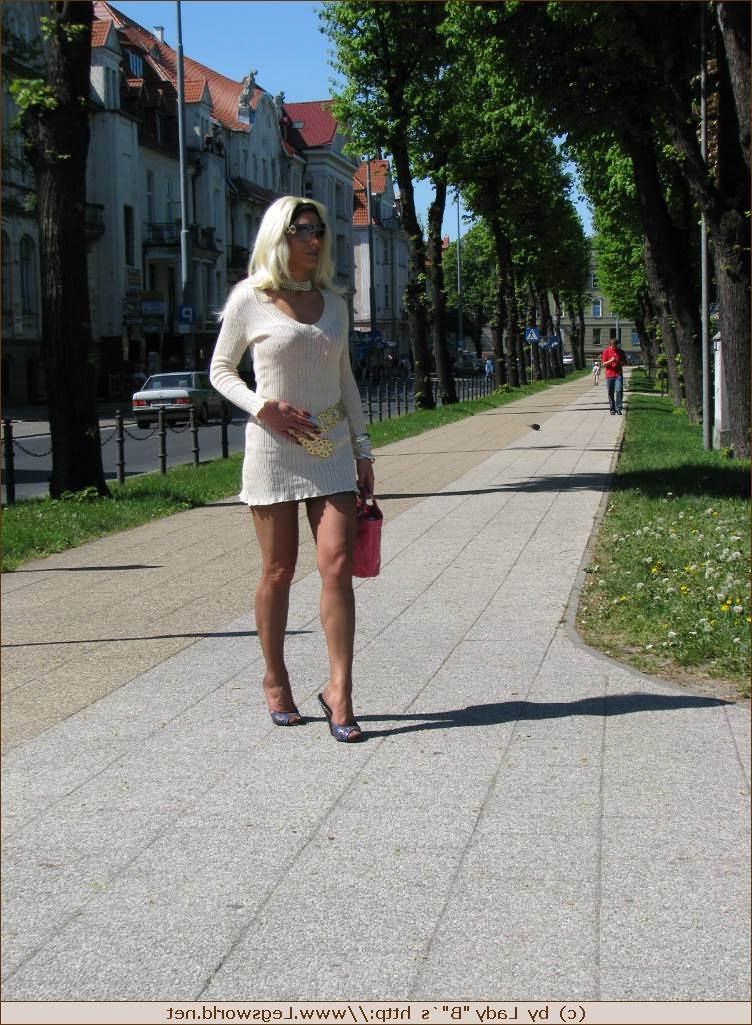 12P Leggy stocking amateur Ewa in public