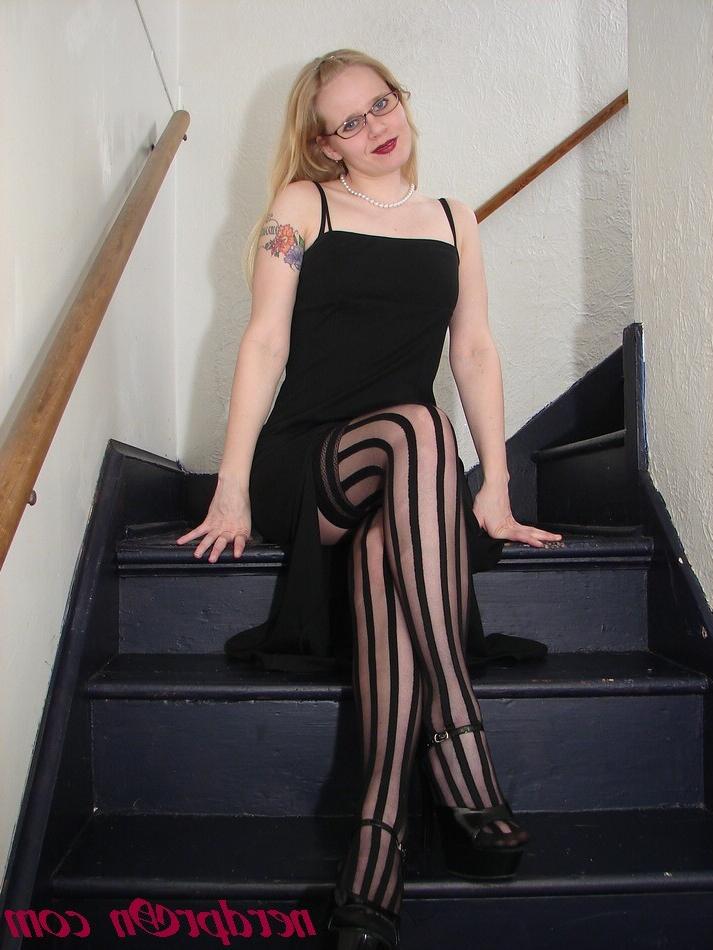 16P Nerd girl in glasses and nylons