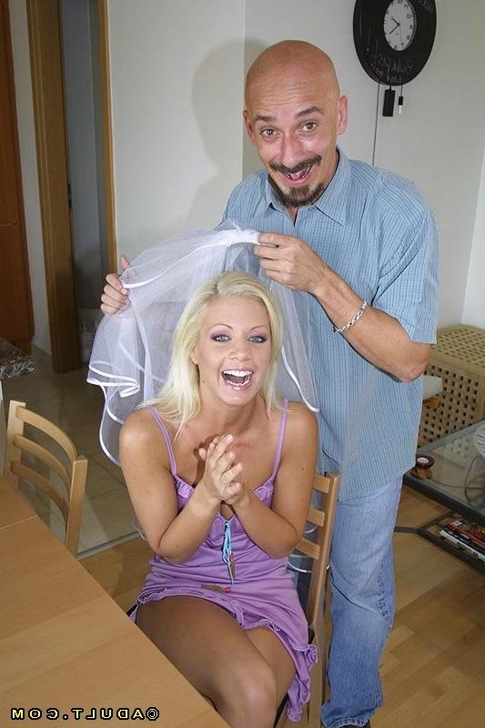 15P hot blonde does sample sex in order to seduce the rich guy