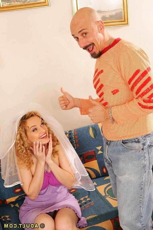 15P Ein glatzköpfiger Typ bumst eine hübsche, lockige, blonde Braut zum Probetraining