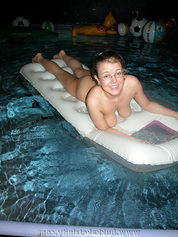 15P Big juggs housewife shows lovely tits and pussy in pool