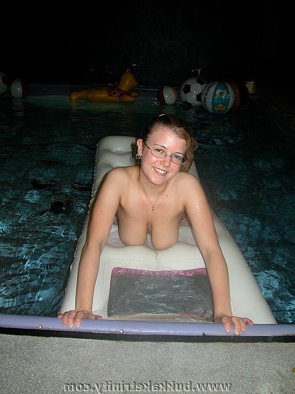 15P Big juggs housewife shows lovely tits and pussy in pool