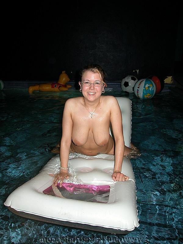 15P Big juggs housewife shows lovely tits and pussy in pool