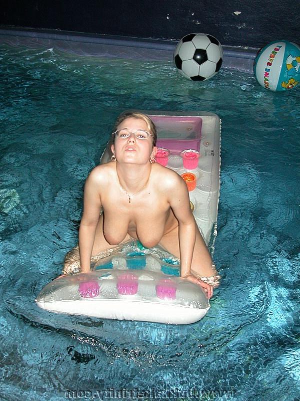 15P Big juggs housewife shows lovely tits and pussy in pool