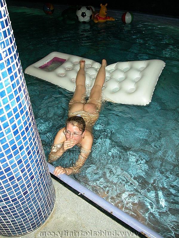 15P Big juggs housewife shows lovely tits and pussy in pool