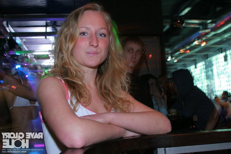 16P Blonde rave girl giving gloryhole blowjobs