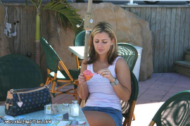 15P Slammin lesbian babes muff diving in these steamy pix