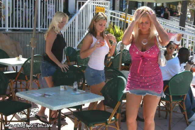 15P Slammin lesbian babes muff diving in these steamy pix