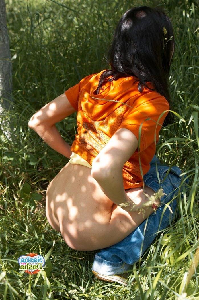15P Young nasty brunette teenie peeing