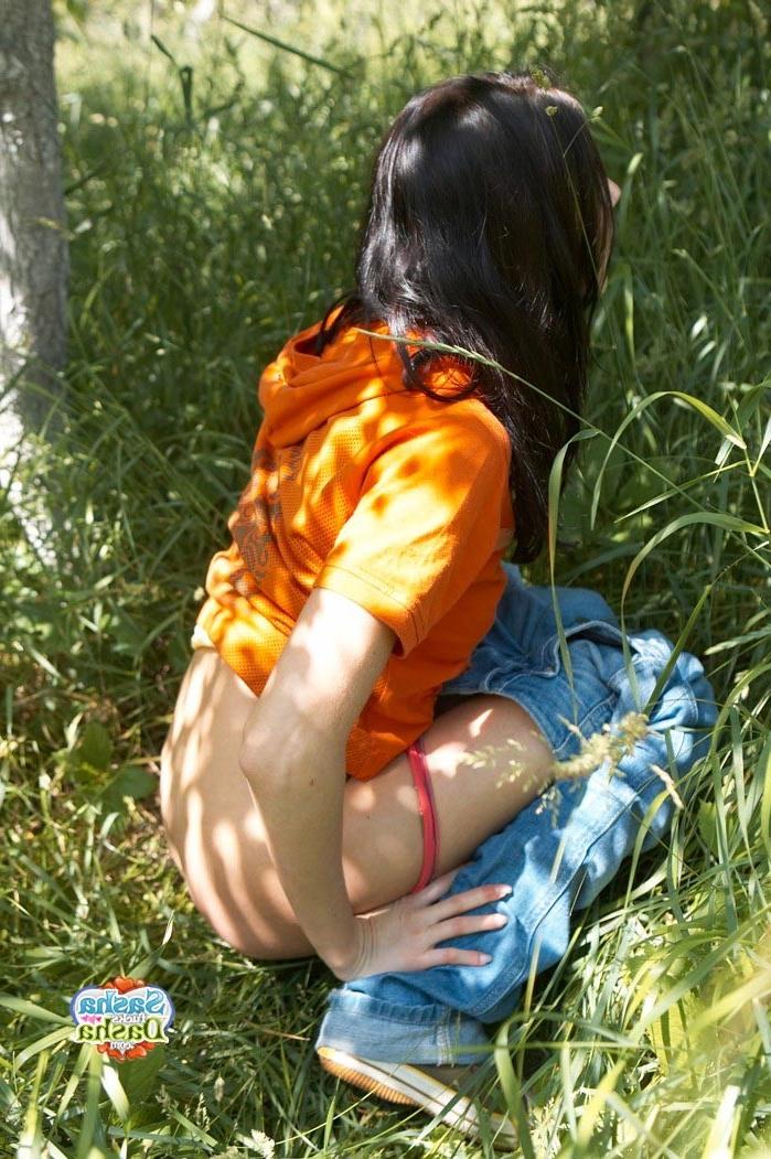 15P Young nasty brunette teenie peeing