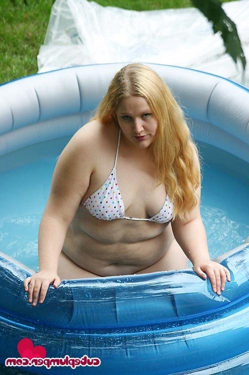 15P Chubby blonde takes off her tight bikini in pool