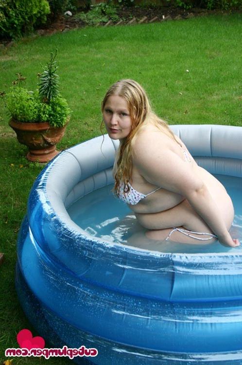 15P Chubby blonde takes off her tight bikini in pool