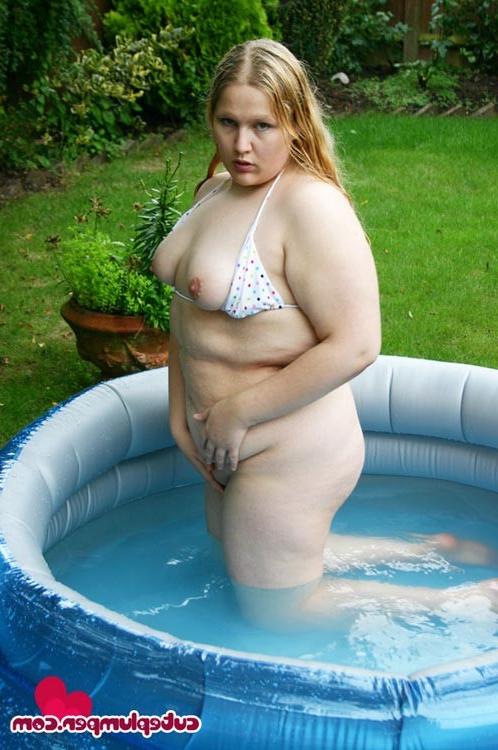15P Chubby blonde takes off her tight bikini in pool