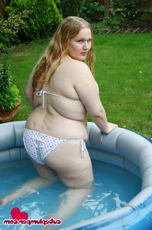 15P Chubby blonde takes off her tight bikini in pool