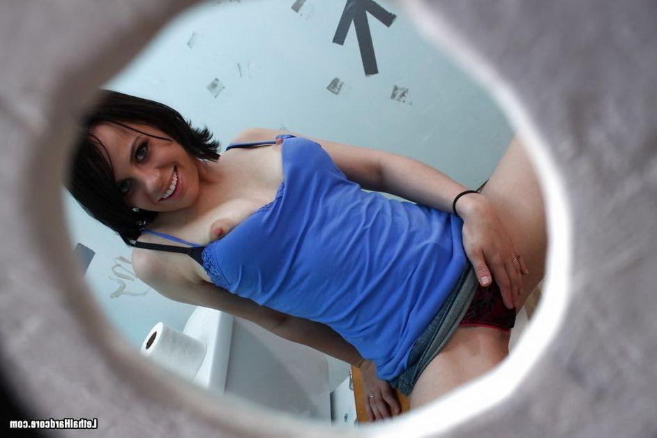 16P Shelly Starr sucking unknown big cock at gloryhole