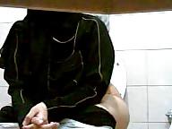 14P Arab bitch on toilet