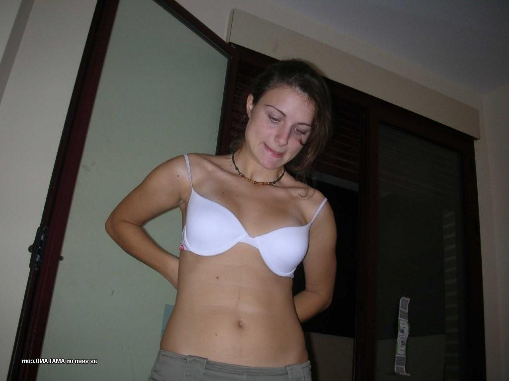 15P Pictures of a kinky brunette who likes giving blowjobs
