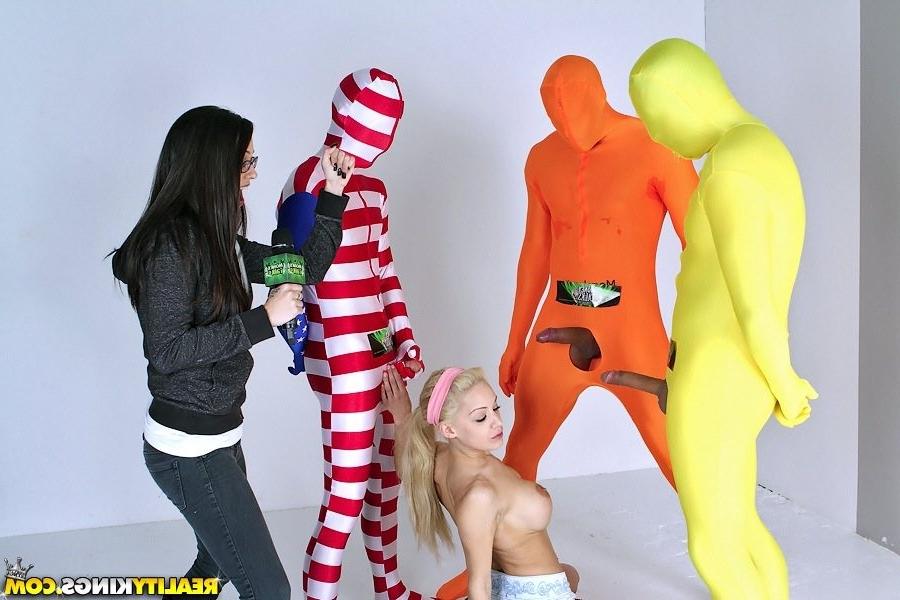 16P Pornstaresque amateur sucks off some strangers