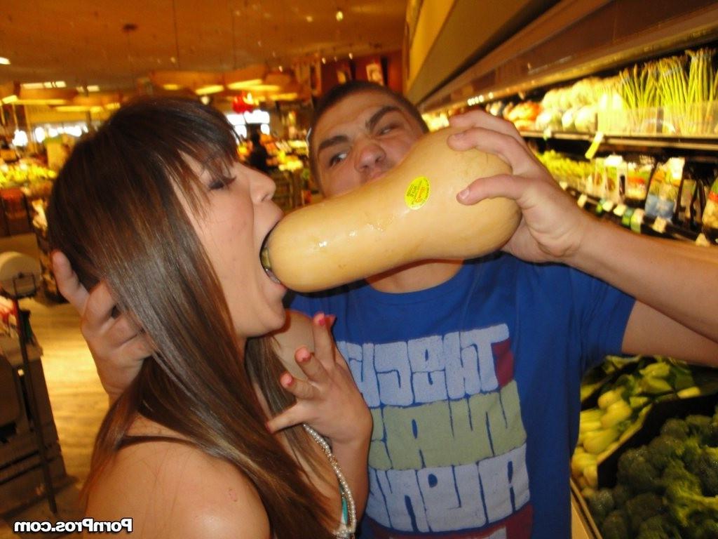 16P Holly Michaels shows how to deepthroat big stuff