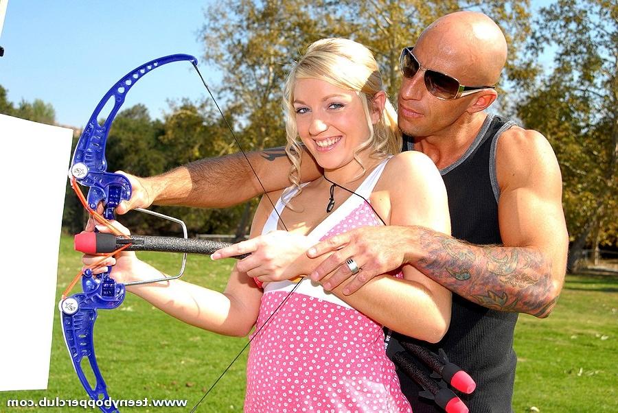 15P Watch this pretty teeny bopper giving a nasty blow job