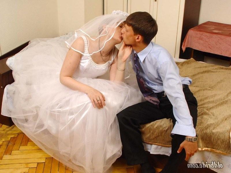 12P Bespectacled bitch gives a blowjob