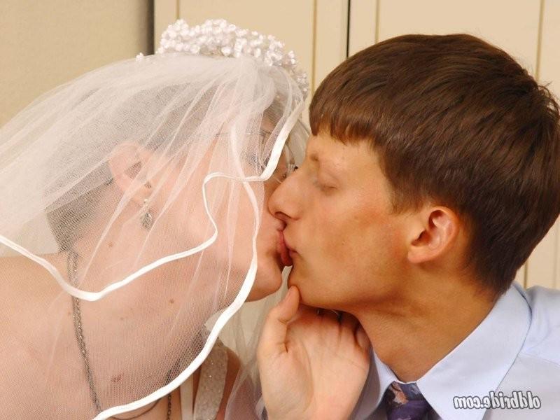 12P Bespectacled bitch gives a blowjob