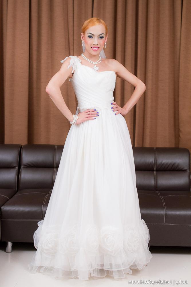 16P Ladyboy in wedding dress before the bride weds she slides a buttplug in her ass 