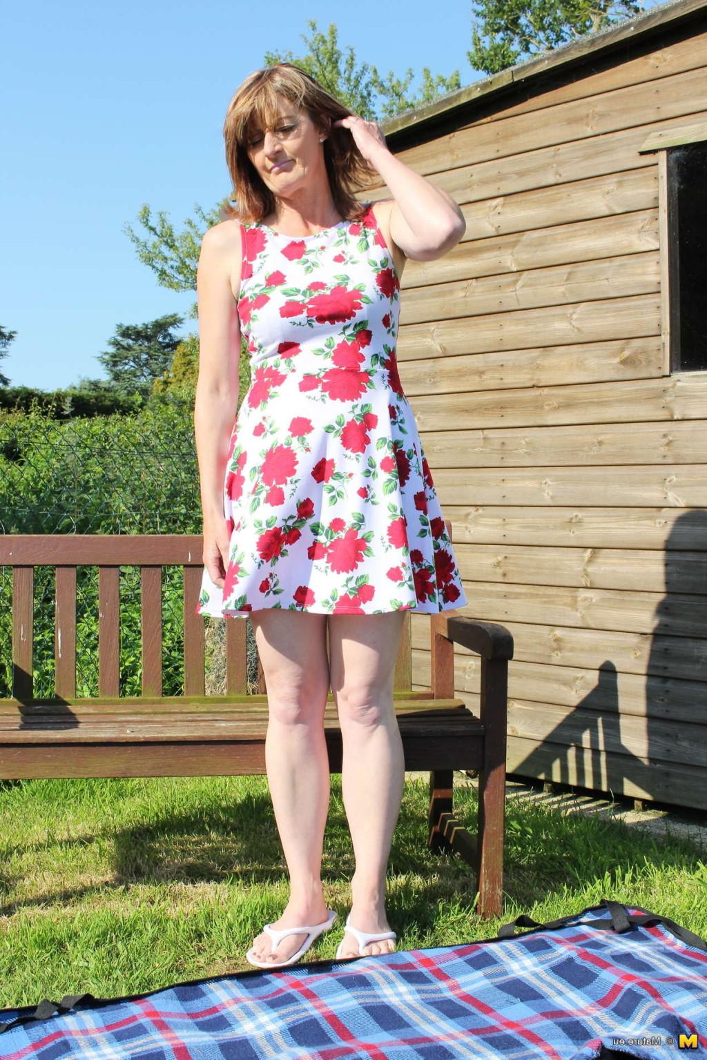 6P Naughty British housewife playing in her garden