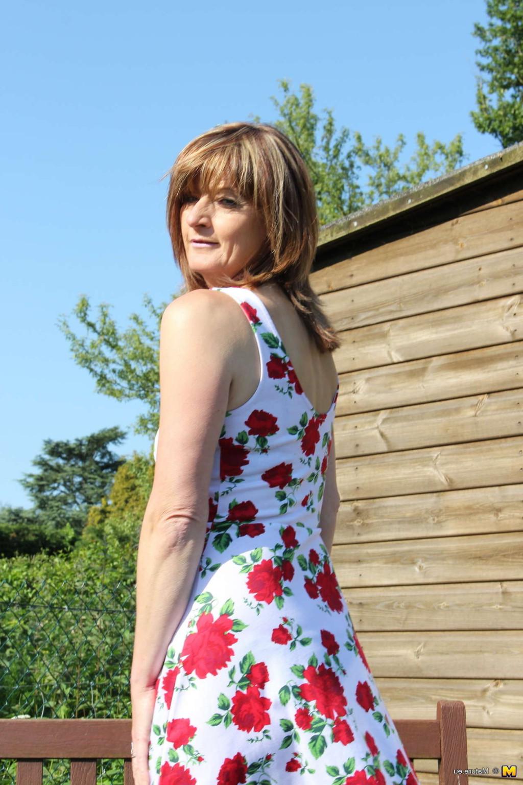6P Naughty British housewife playing in her garden