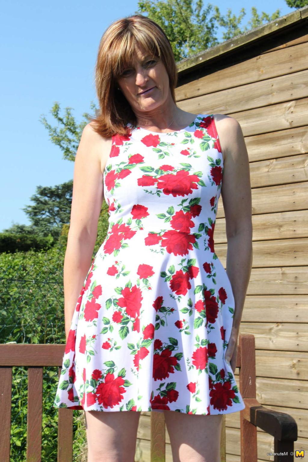 6P Naughty British housewife playing in her garden