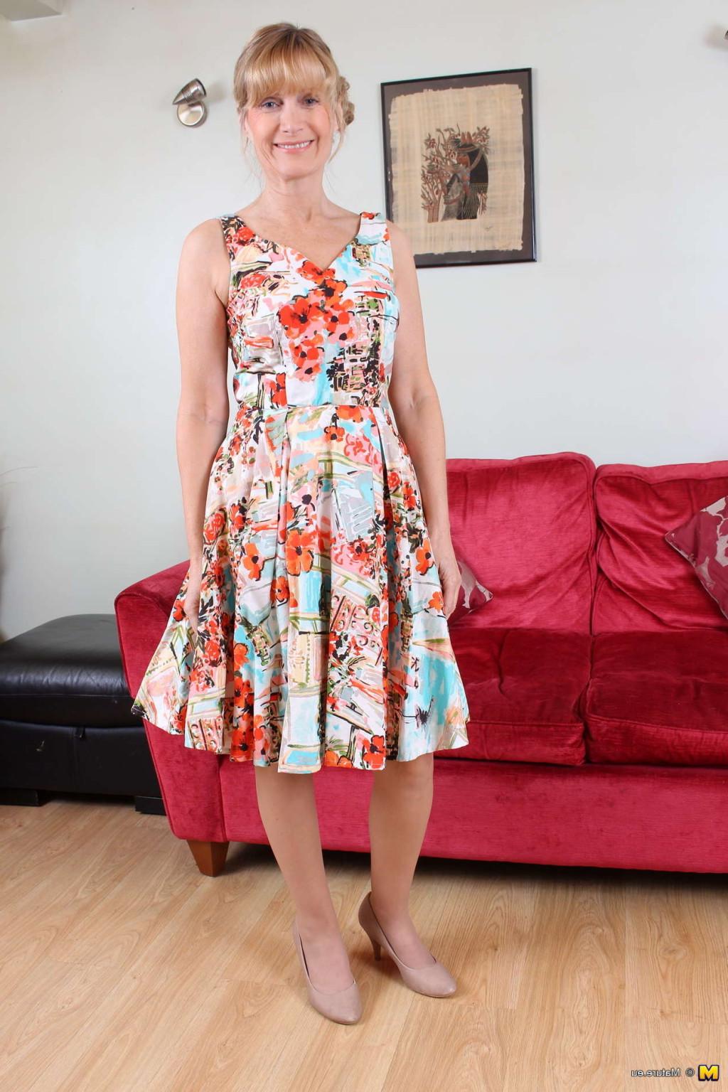 16P British housewife playing with herself