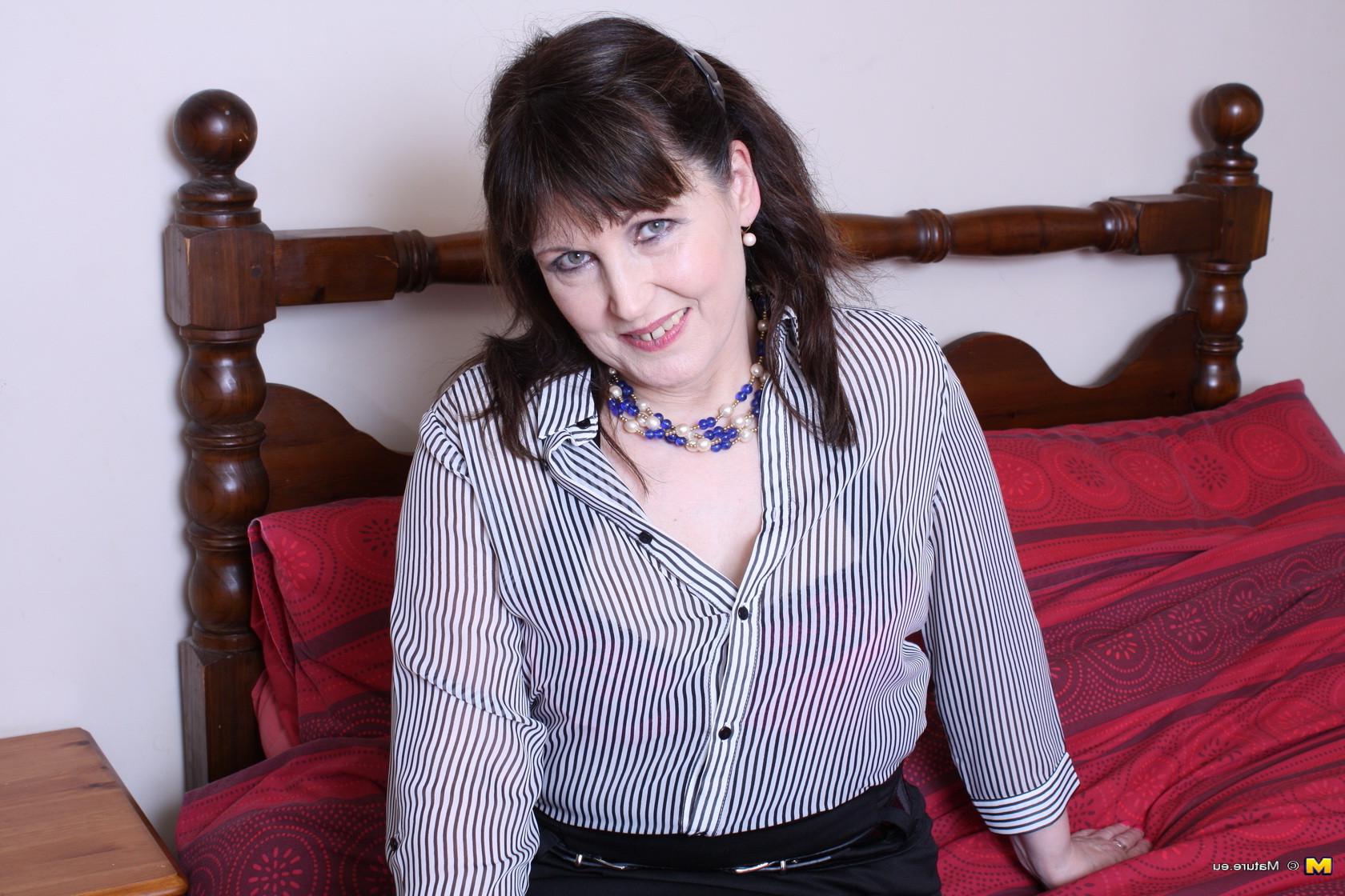 16P This British mama loves to fool around