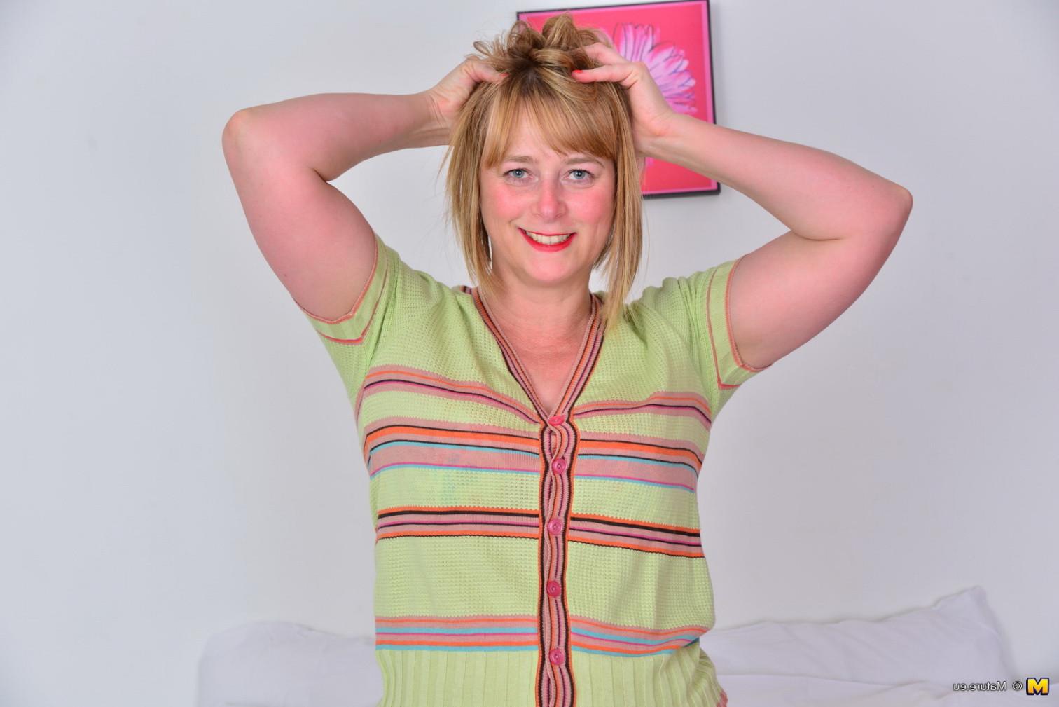 16P Naughty British mature lady playing alone