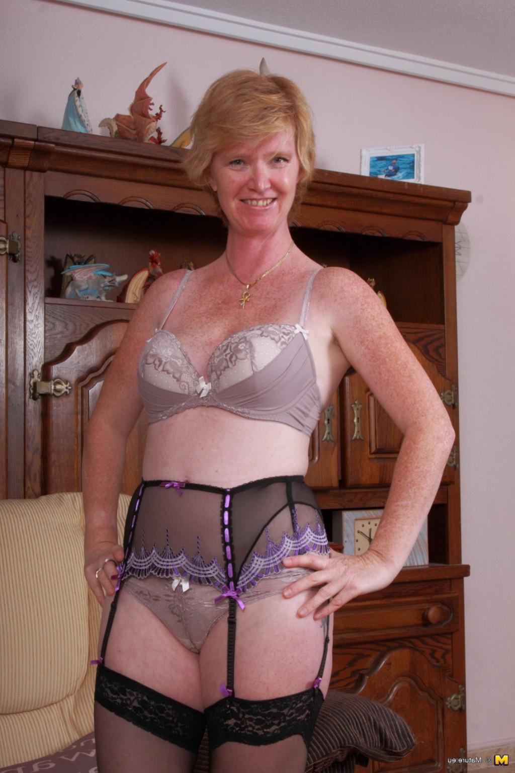 16P Naughty British housewife getting wet and wild