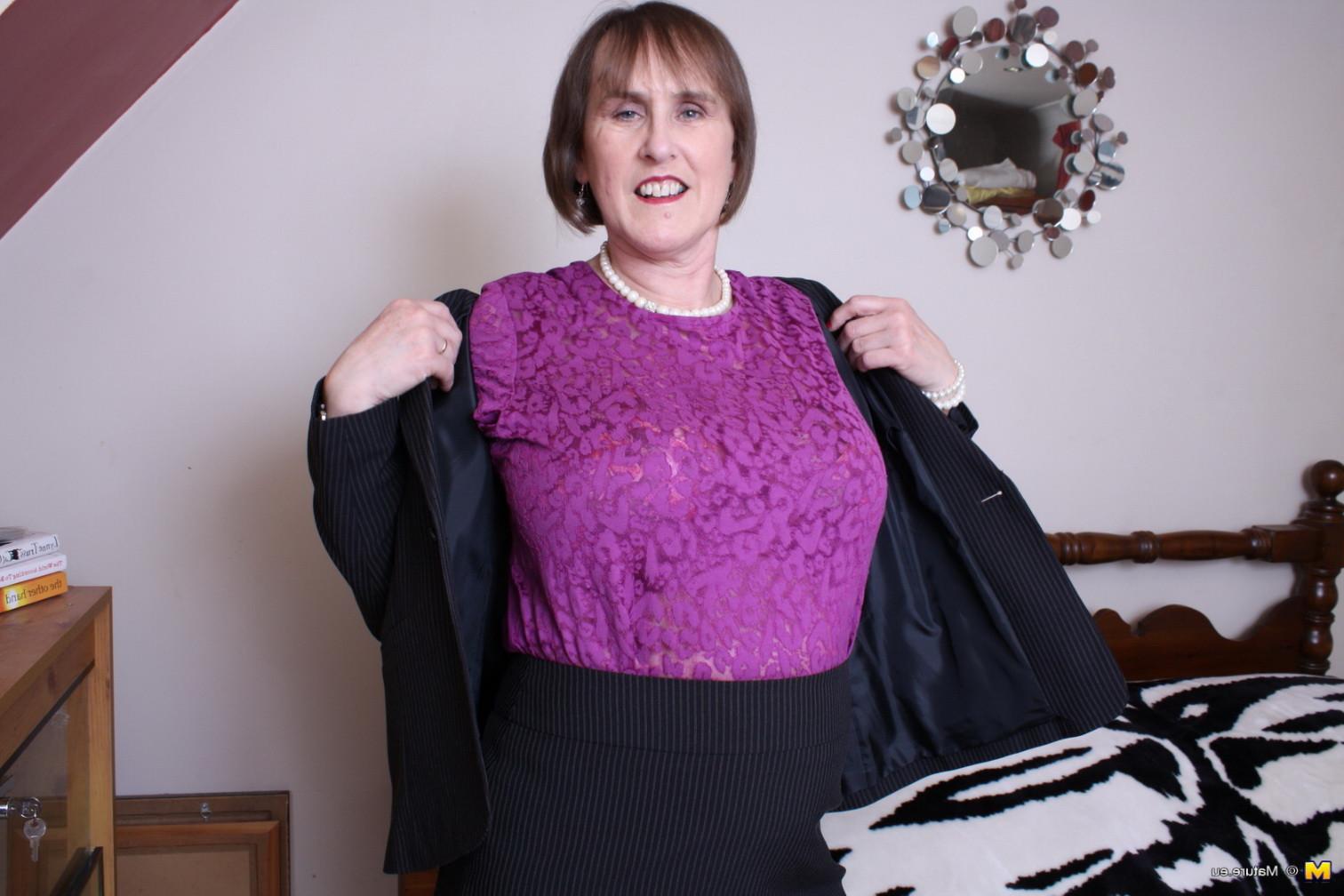 16P British naughty mature lady feeling horny
