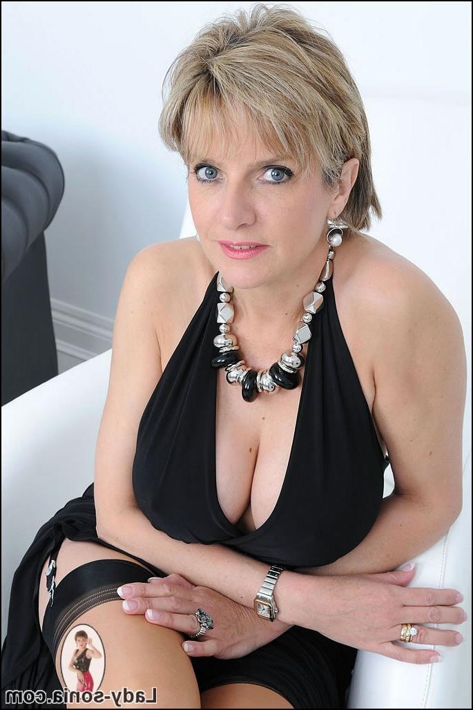 11P Glamorous and classy british nylons mature babe
