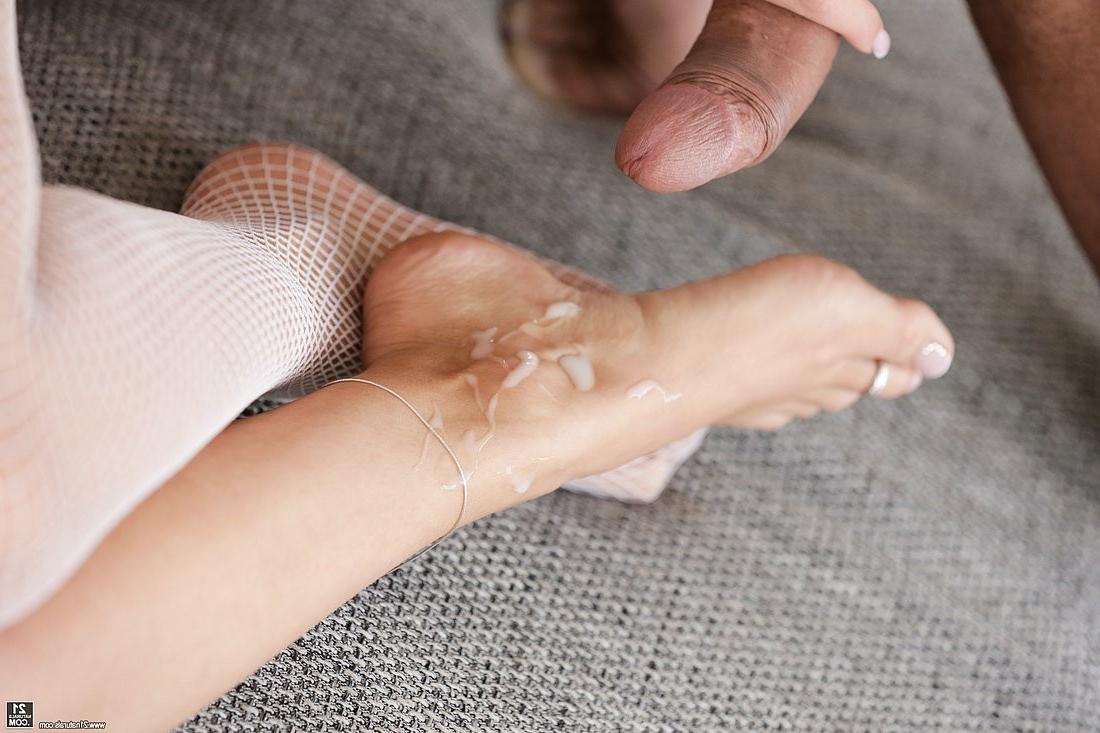15P Vicky Love white stocking and feet lover footjobs for cumshot an