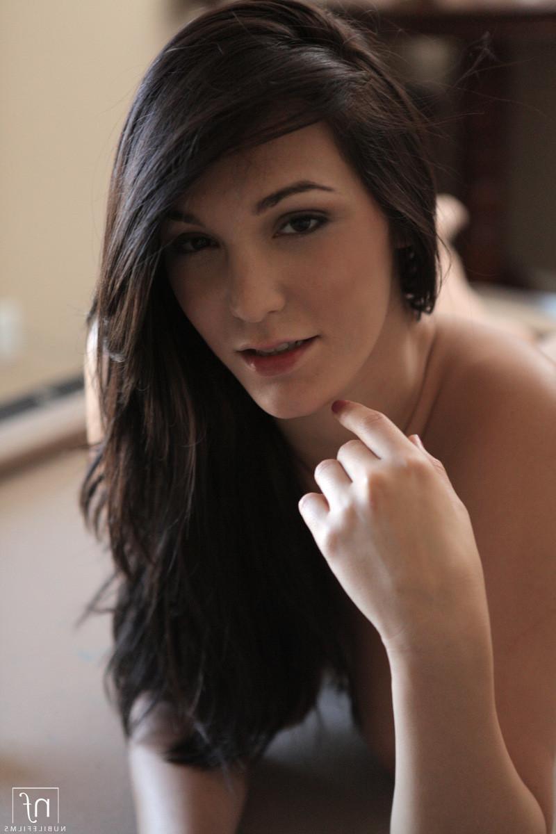 18P Holly Michaels Here To Play