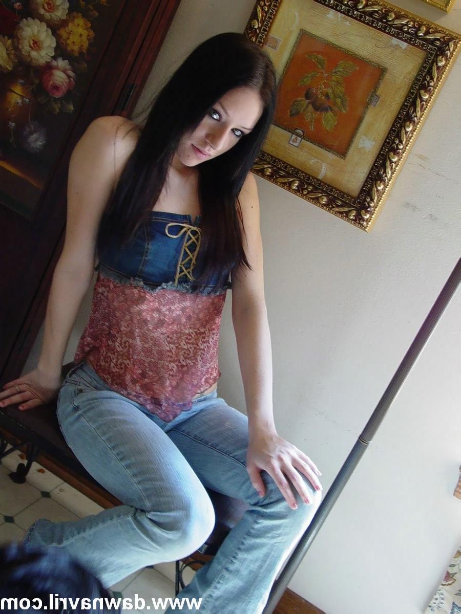 16P Sexy girl shows nips