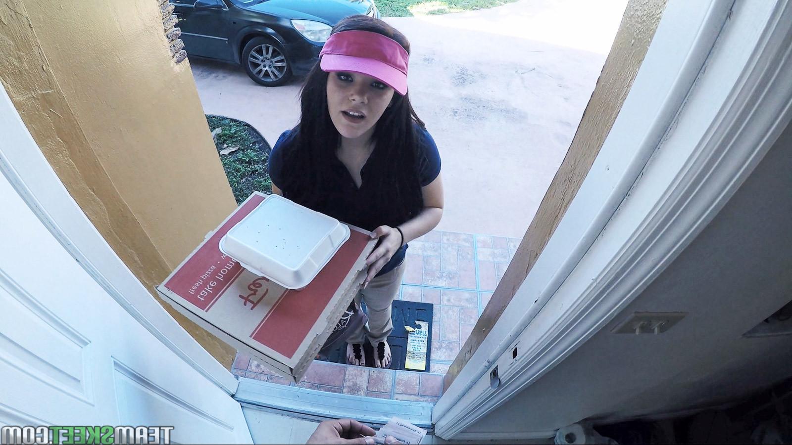 9P The pizzawoman fucked for extra money