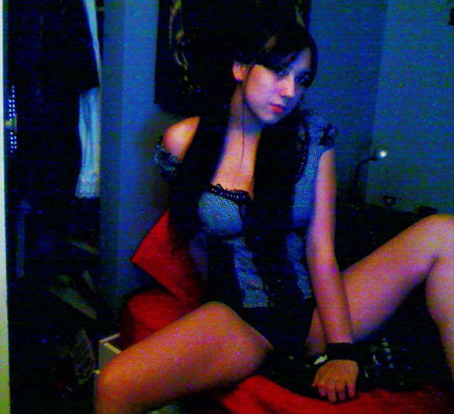 12P Fingering her nasty pussy on the webcam