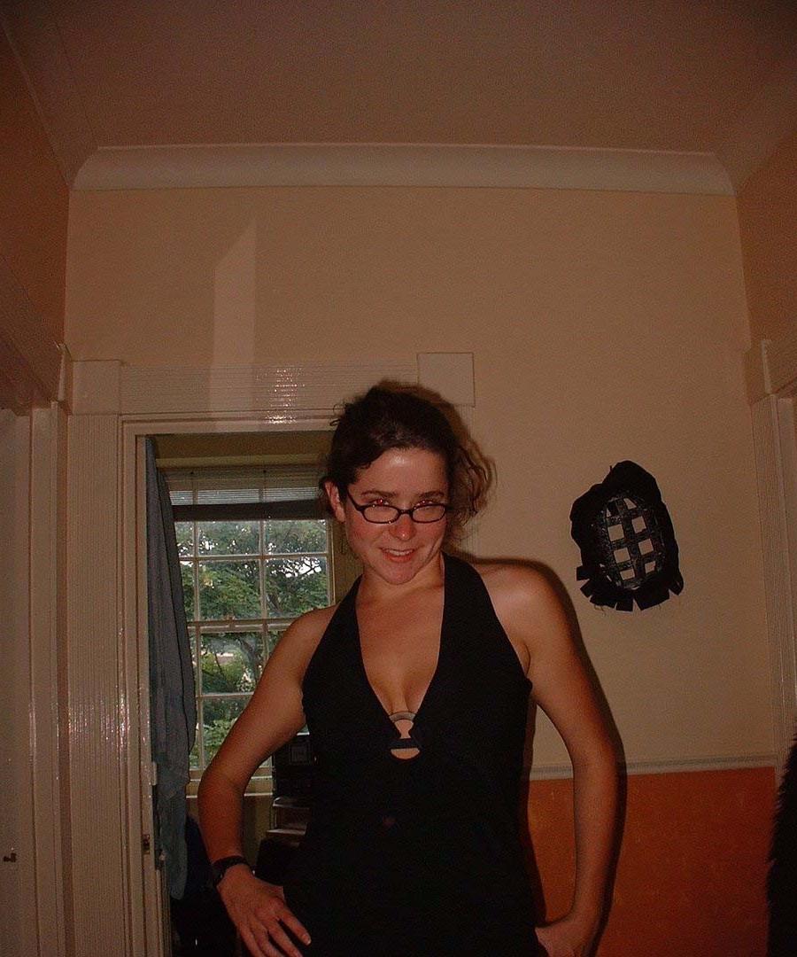 13P Brunette MILF Showing Off Her Body 